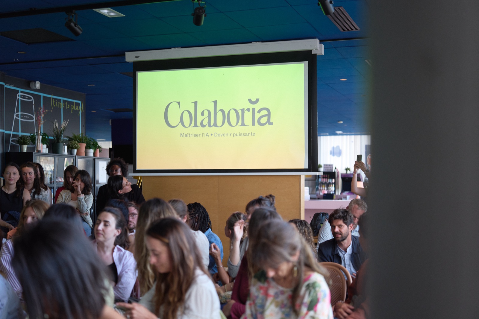 Un événement Femmes & IA de Colaboria : le public face à l'écran de la conférence